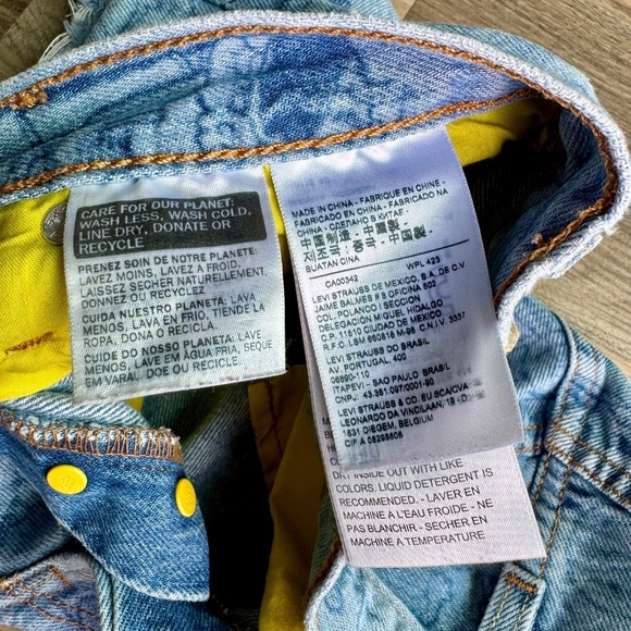 Levi’s x Peanuts Snoopy Print High-Rise Cutoff Denim Shorts Size W26 - Picture 9 of 16